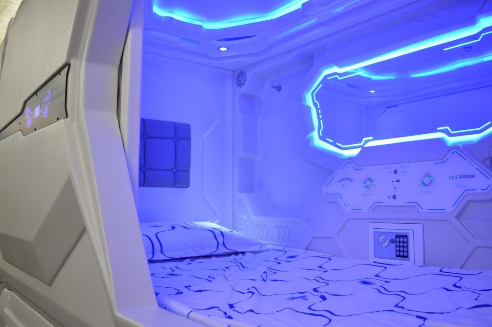 Cosmos Capsule Coworking London Hotel Exterior foto